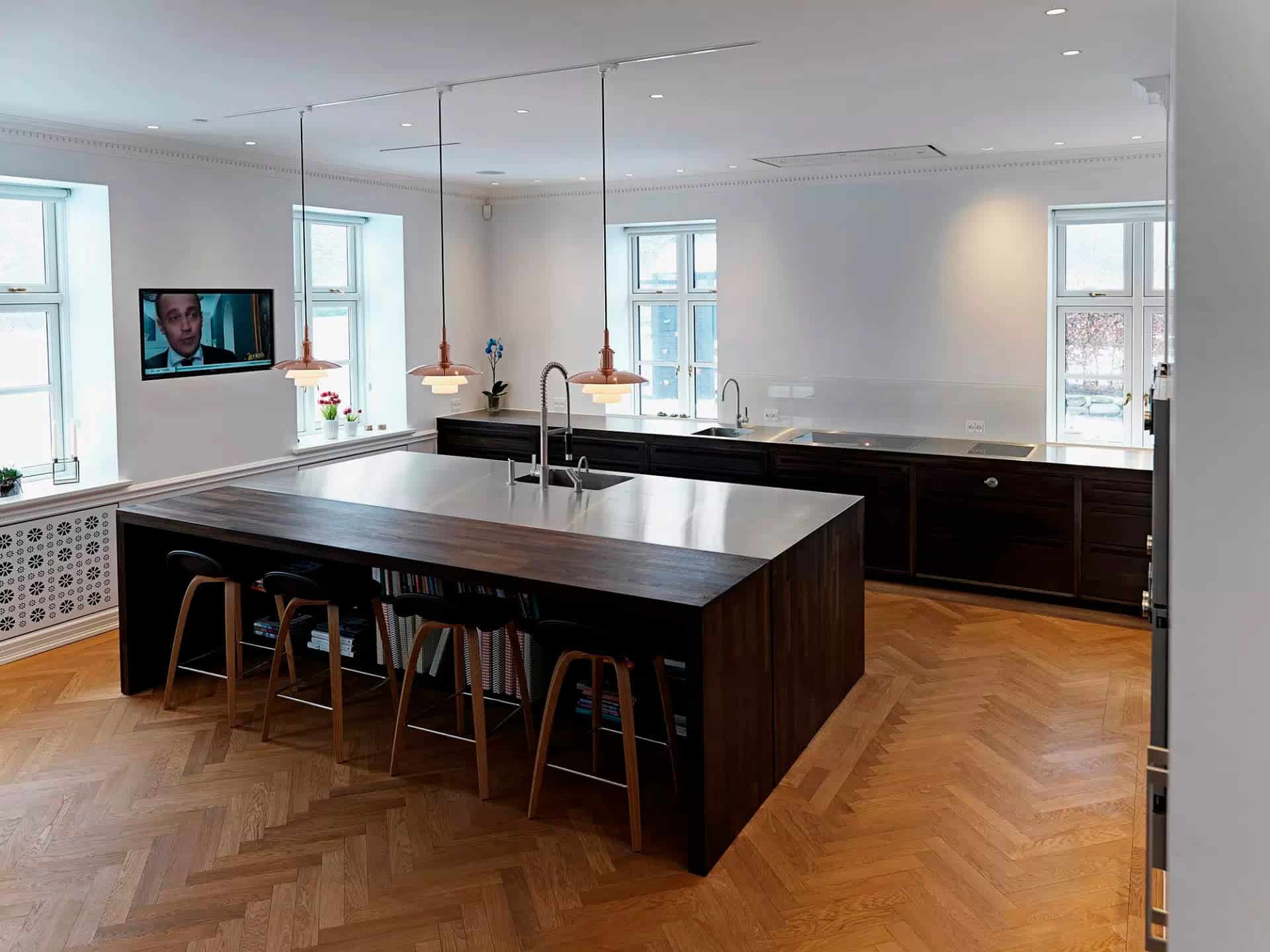 Åbent snedkerkøkken i mørkt træ