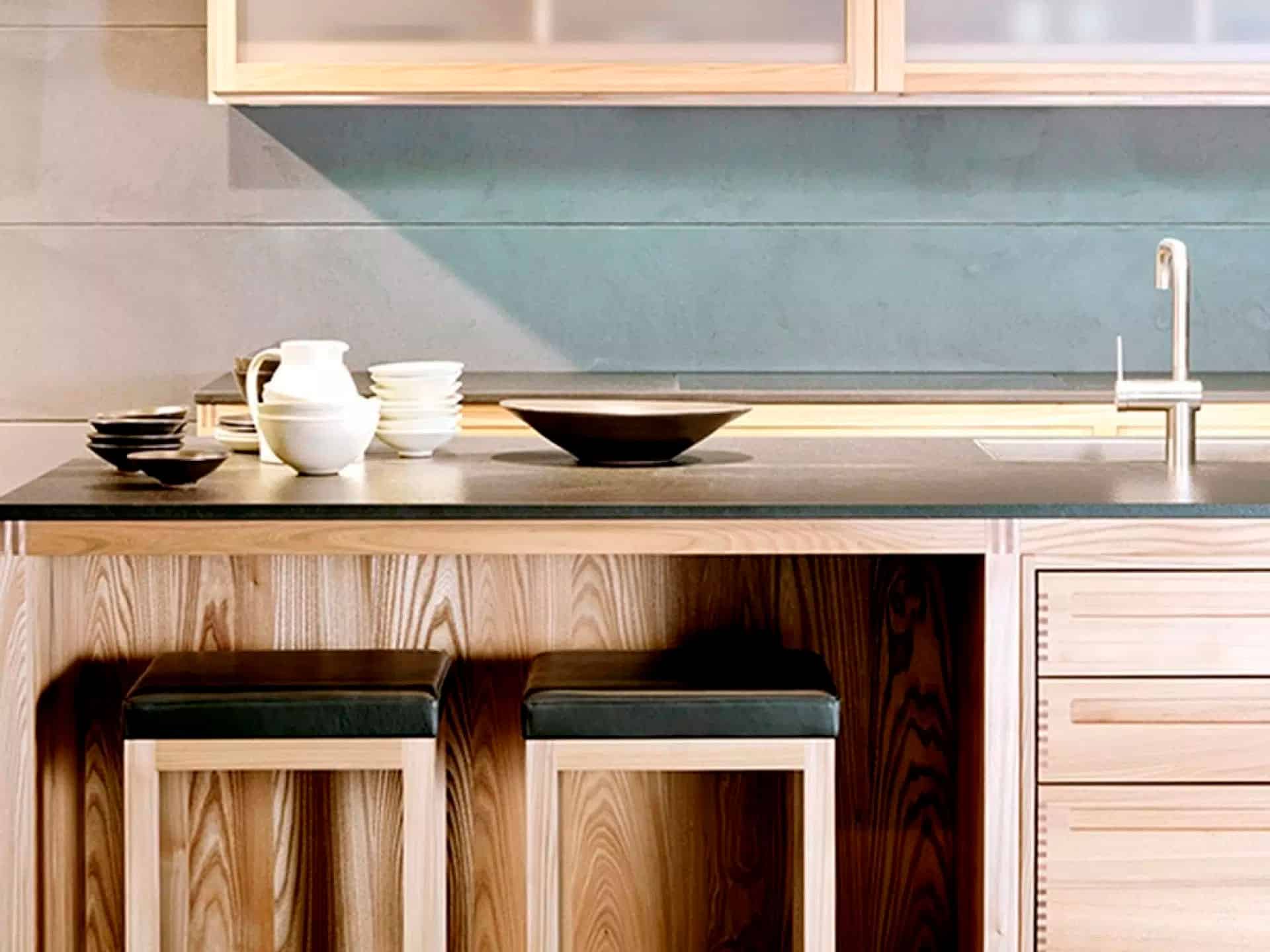 Flot snedkerkøkken i egetræ