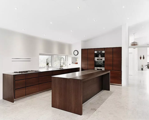 Åbent snedkerkøkken i røget eg