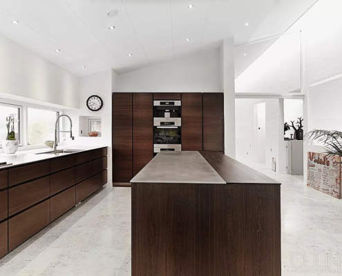 Stort snedkerkøkken i røget eg