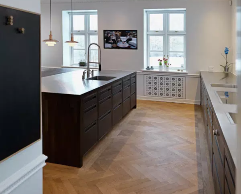 Snedkerkøkken i massiv røget eg