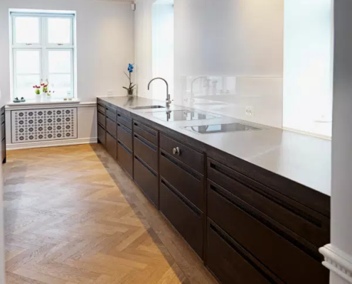 Stort åbent snedkerkøkken i massiv røget eg