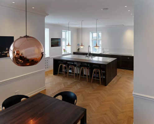 Snedkerkøkken i massiv røget eg