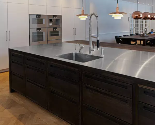 Snedkerkøkken i massiv røget eg