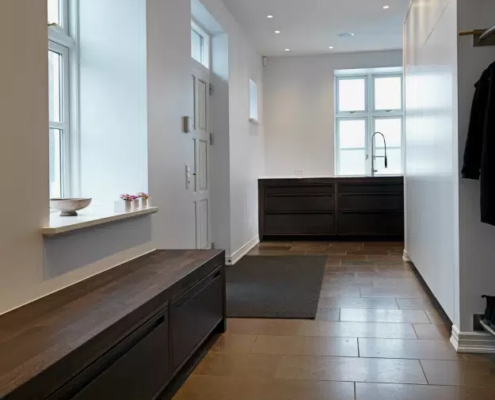 Entre med snedkerdetaljer