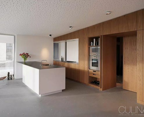 Moderne snedkerkøkken i eg