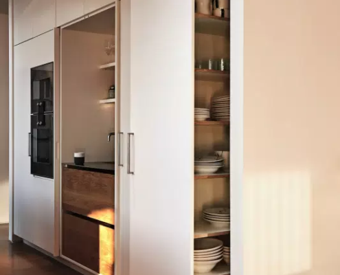 Skabe i snedkerkøkken