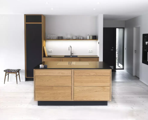 Mindre snedkerkøkken i massiv eg